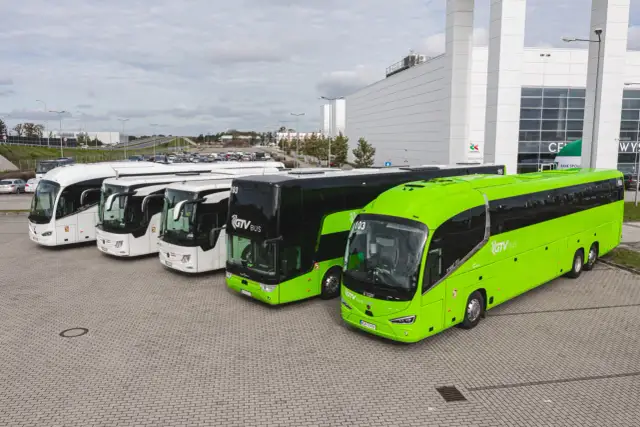 Co zabrać na długą podróż autokarem, aby uniknąć niewygód i stresu