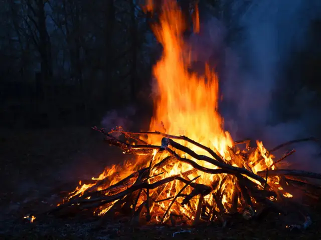 Kiedy można legalnie palić ognisko? Przepisy, zakazy i praktyczne porady