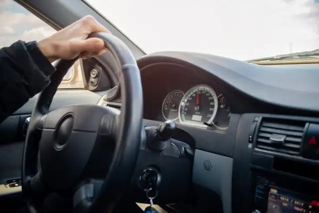 Uszkodzony drążek kierowniczy – objawy, których nie można bagatelizować