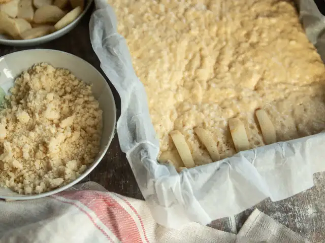 Szybki przepis na ciasto drożdżowe, które zawsze się udaje i zachwyca smakiem