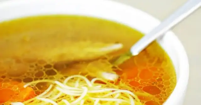 Czy rosół to polska zupa? Odkryj jego znaczenie w kuchni polskiej