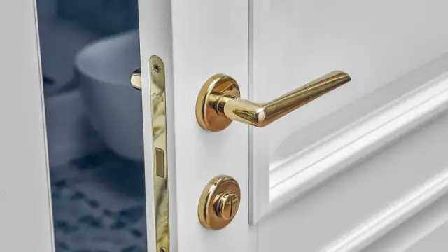 Jak otwierać drzwi do łazienki? Ważne zasady i przepisy