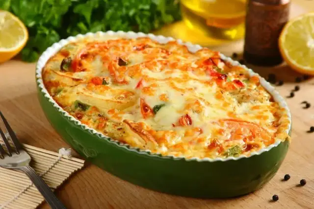 Prosta zapiekanka z ziemniakami i rybą, która zachwyci smakiem