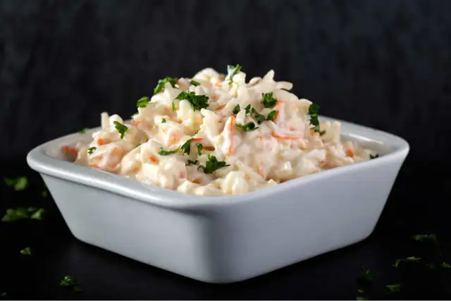 Ile może stać sałatka jarzynowa? Sprawdź, zanim będzie za późno