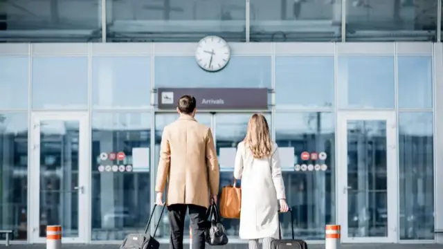 Ile czasu przed odlotem trzeba być na lotnisku Gdańsk, aby nie spóźnić się?