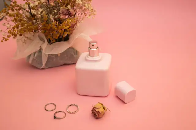 Czym są perfumy niszowe? Poznaj ich unikalne cechy i zapachy