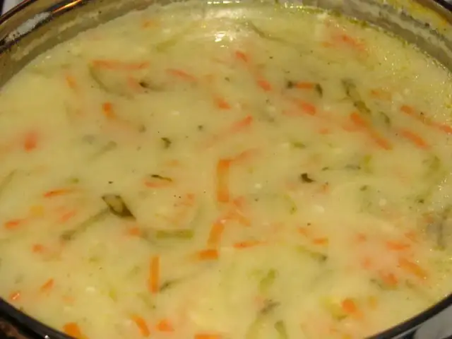 Najlepsza domowa zupa ogórkowa: prosty przepis krok po kroku dla każdego