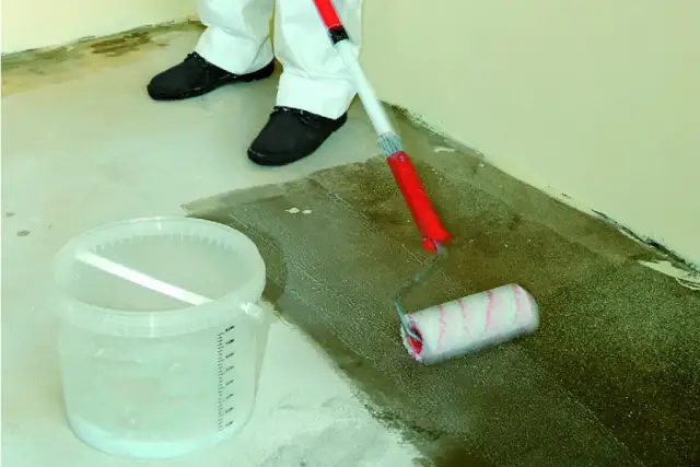 Czy gruntować podłoże pod panele? Poznaj korzyści i istotne wskazówki.