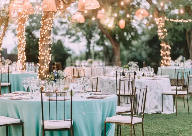 Jak połączyć styl glamour z rustykalnym - efektowne pomysły na aranżację wnętrz