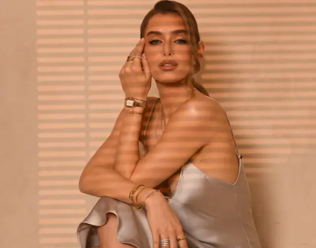 Jaka biżuteria do szarej sukienki na wesele, by wyglądać olśniewająco?