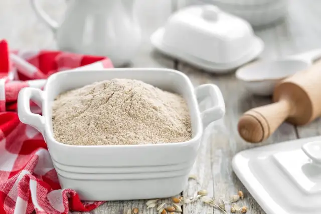Zastanawiasz się, czym zastąpić mąkę krupczatkę? Oto najlepsze zamienniki!