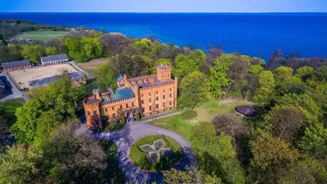 Pałac w Rzucewie na sprzedaż: Cena, stan i potencjał inwestycyjny