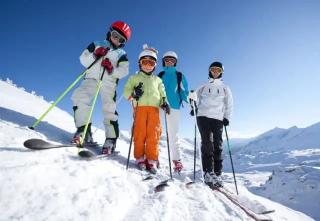 Zimowiska 2025 – różnorodne programy i niezapomniane przygody z Kogis