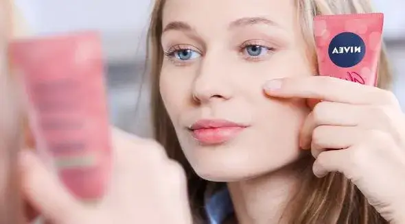 Jak najlepiej nakładać krem bb? Sprawdź skuteczne metody aplikacji