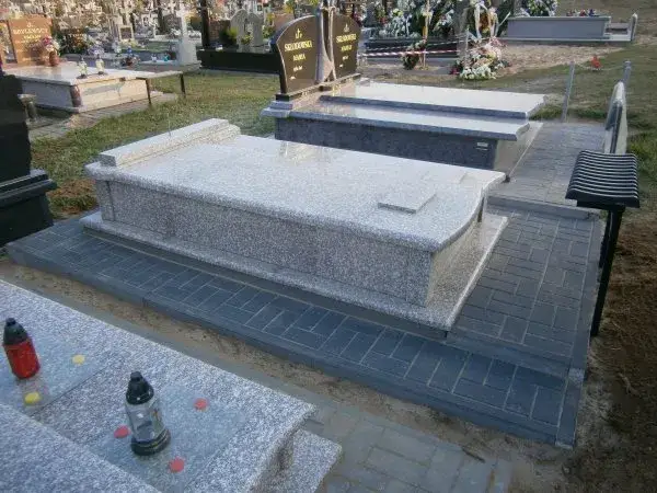 Ile naprawdę kosztuje ułożenie kostki brukowej na cmentarzu? Sprawdź ceny i oszczędności
