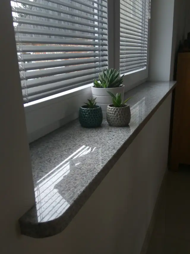 Jakie materiały na parapety wewnętrzne? Poznaj najlepsze rozwiązania