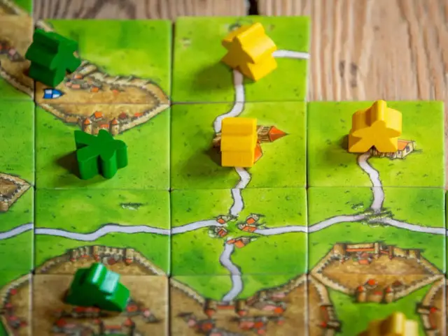 Jakie są gry planszowe? Odkryj fascynujące kategorie i najlepsze tytuły