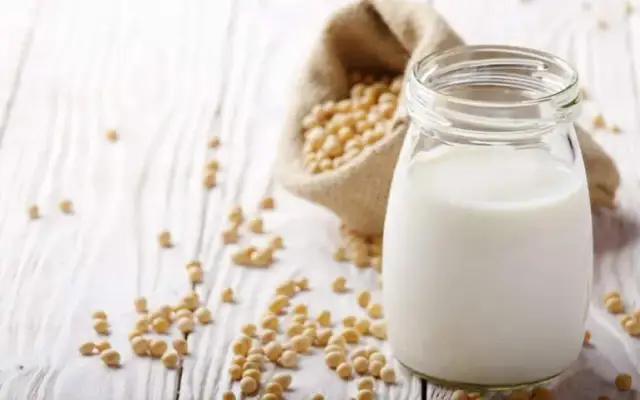 Jakie mleko wegańskie do kawy wybrać, aby poprawić smak?