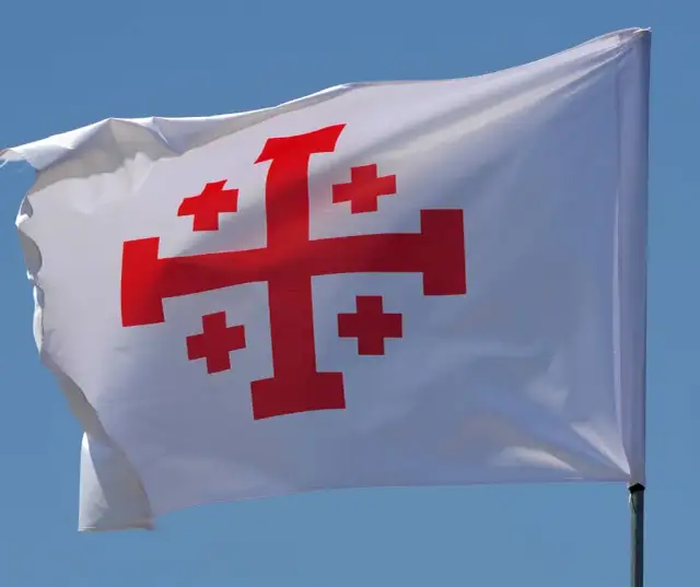 Czy katolik może nosić krzyż jerozolimski? Odkryj prawdę o tym symbolu