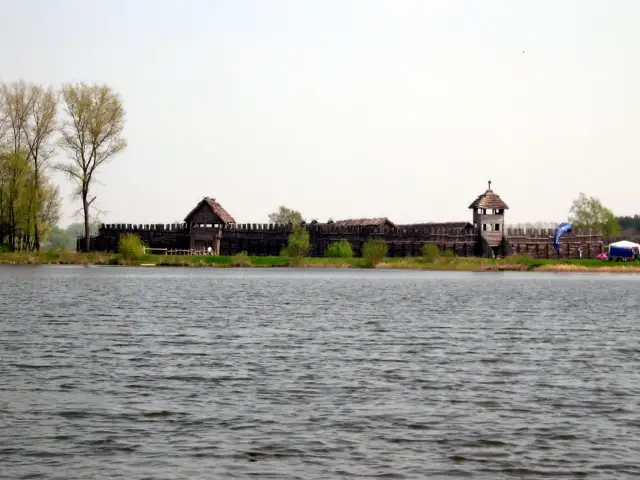 Skansen Biskupin: odkryj fascynującą historię osady z epoki żelaza