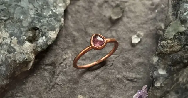 Skuteczne sposoby na czyszczenie miedzianej biżuterii bez uszkodzeń