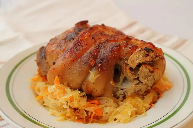 Jak zrobić golonkę w kapuście kiszonej - prosty przepis na pyszne danie