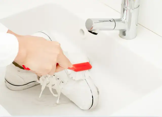 Skuteczne sposoby na czyszczenie butów z siatki bez uszkodzeń