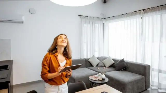 Jak dobrze oświetlić niskie pomieszczenie, by zyskać większą przestronność