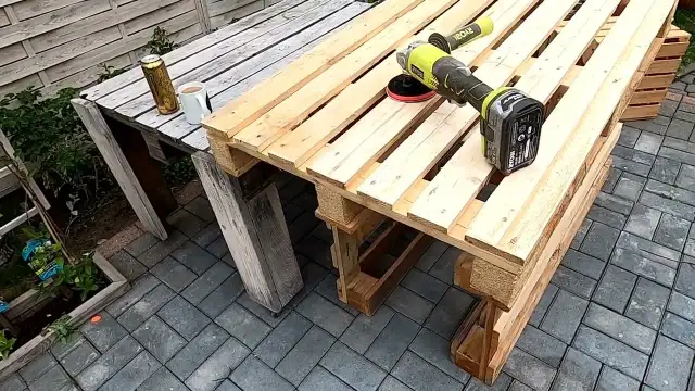 Jak zrobić stół z palet - proste kroki, które zaoszczędzą czas i pieniądze