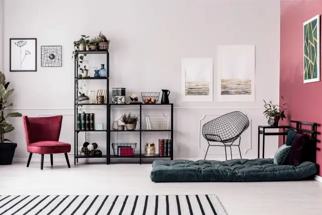 Co postawić na regale w salonie, by zachwycić gości i siebie