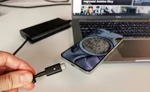 Czy można ładować telefon ładowarką do laptopa? Sprawdź bezpieczeństwo