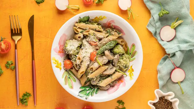 Szybki przepis na makaron penne z pieczarkami, który zachwyca smakiem