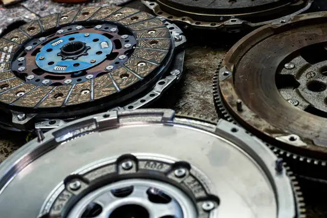 Objawy uszkodzenia sprzęgła dwumasowego – jak je rozpoznać i co zrobić?