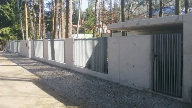 Jak zrobić ogrodzenie z betonu architektonicznego – uniknij najczęstszych błędów