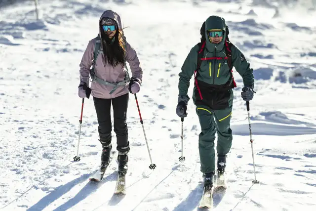 Idealny outfit na narty: jakie elementy są niezbędne, aby nie zmarznąć