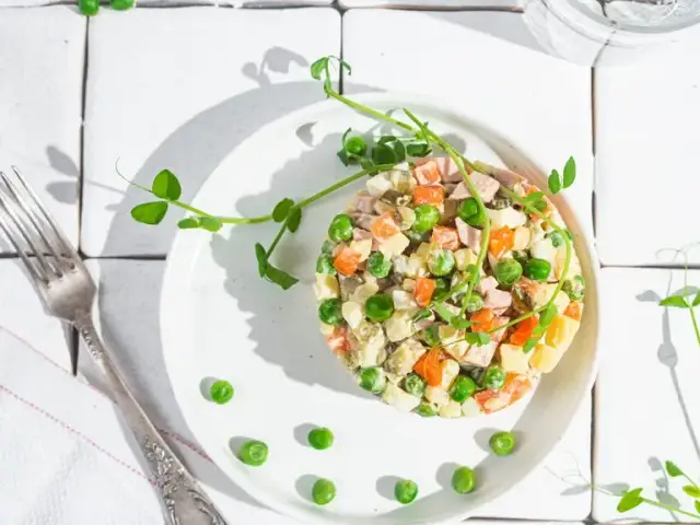 Czy sałatka jarzynowa jest lekkostrawna? Odkryj jej właściwości!