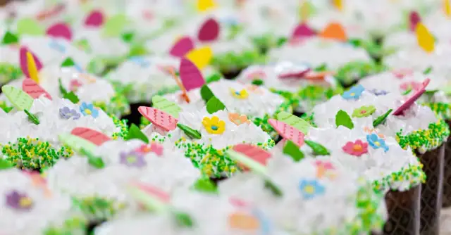 Mazurek z kajmakiem i orzechami, który zachwyci wszystkich smakoszy