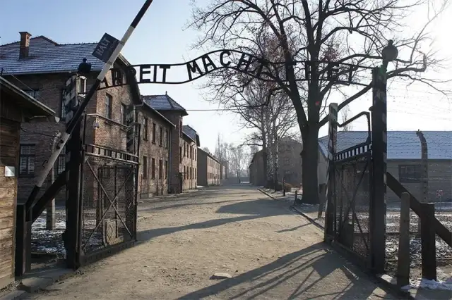 KL Auschwitz - co to znaczy i jak wpłynął na historię Holokaustu