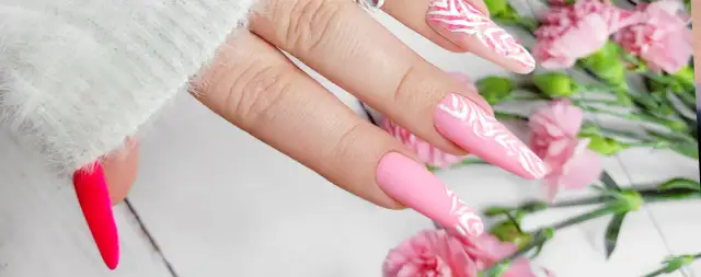 Jak zrobić matowe paznokcie hybrydowe: 5 prostych kroków