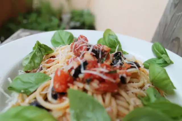 Szybki przepis na spaghetti puttanesca jamie oliver, który zachwyci smakami