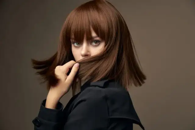 Jak ukryć zakola u dziewczyn? 5 skutecznych fryzur i trików