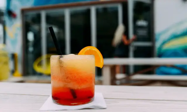 Najlepsze drinki na Sylwestra, które zachwycą Twoich gości