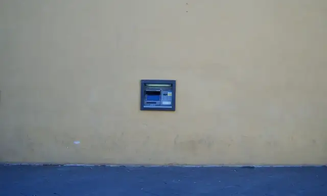 Jak wziąć debet w bankomacie - uniknij nieprzyjemnych opłat