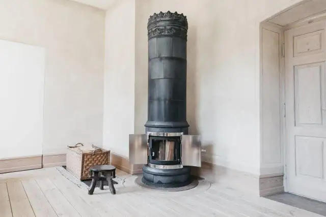 Piec kaflowy okrągły: eleganckie ciepło i nowoczesny design