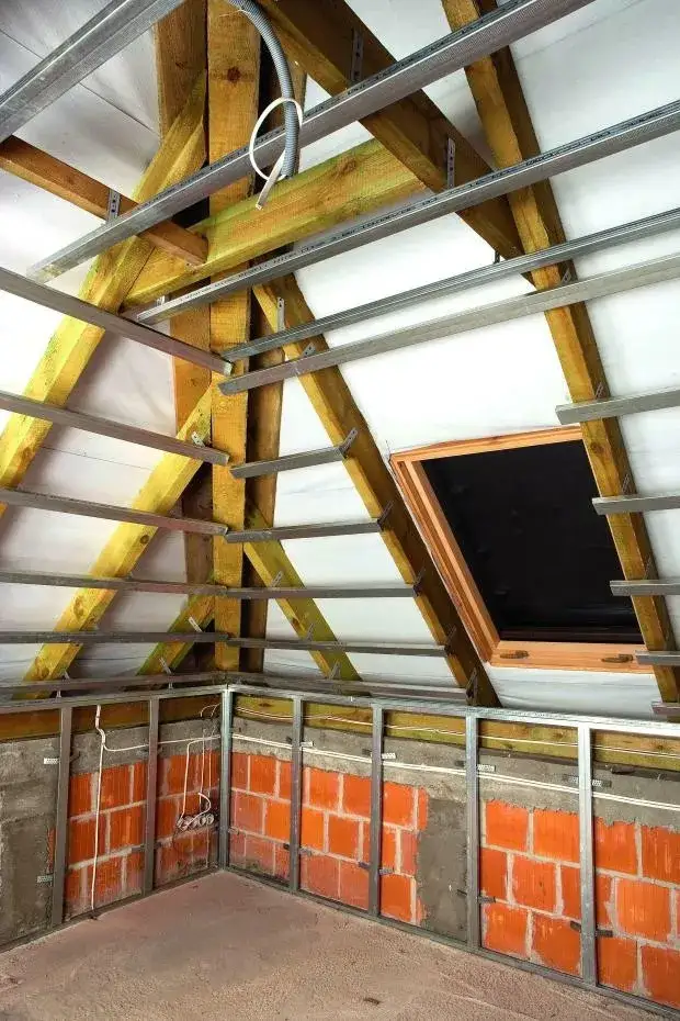 Najlepsza płyta gk na poddasze - rodzaje, właściwości i montaż