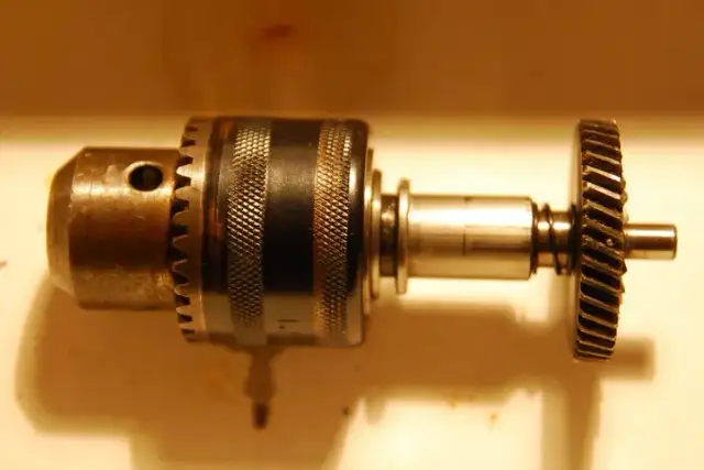 Jak bezpiecznie zdjąć głowicę z wiertarki Black&Decker – krok po kroku bez błędów