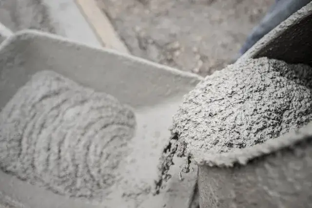 Cement czy gotowa zaprawa – co wybrać dla najlepszej jakości budowy?