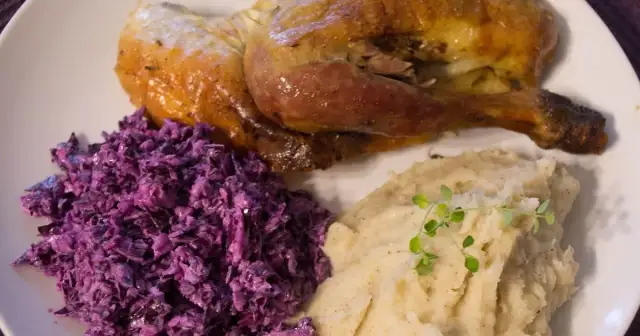 Jakie surówki najlepiej pasują do perliczki? Odkryj smaki!