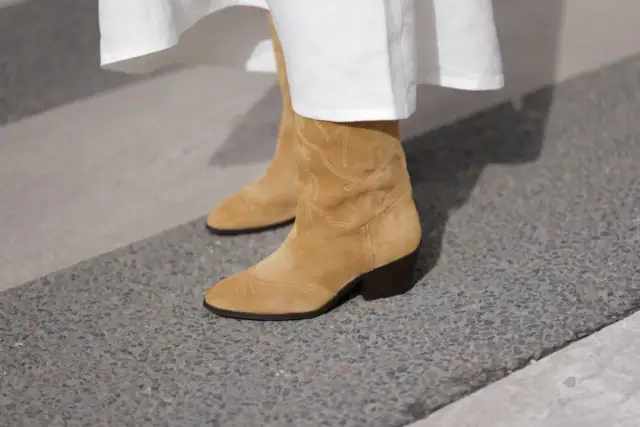 Jak rozepchać buty zamszowe? Skuteczne metody na komfort i bezpieczeństwo