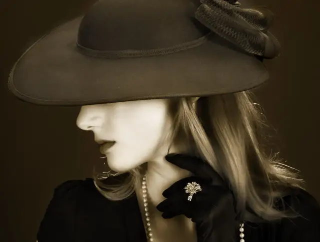 Serialowe ikony stylu: Jak postacie z seriali kształtują trendy w modzie